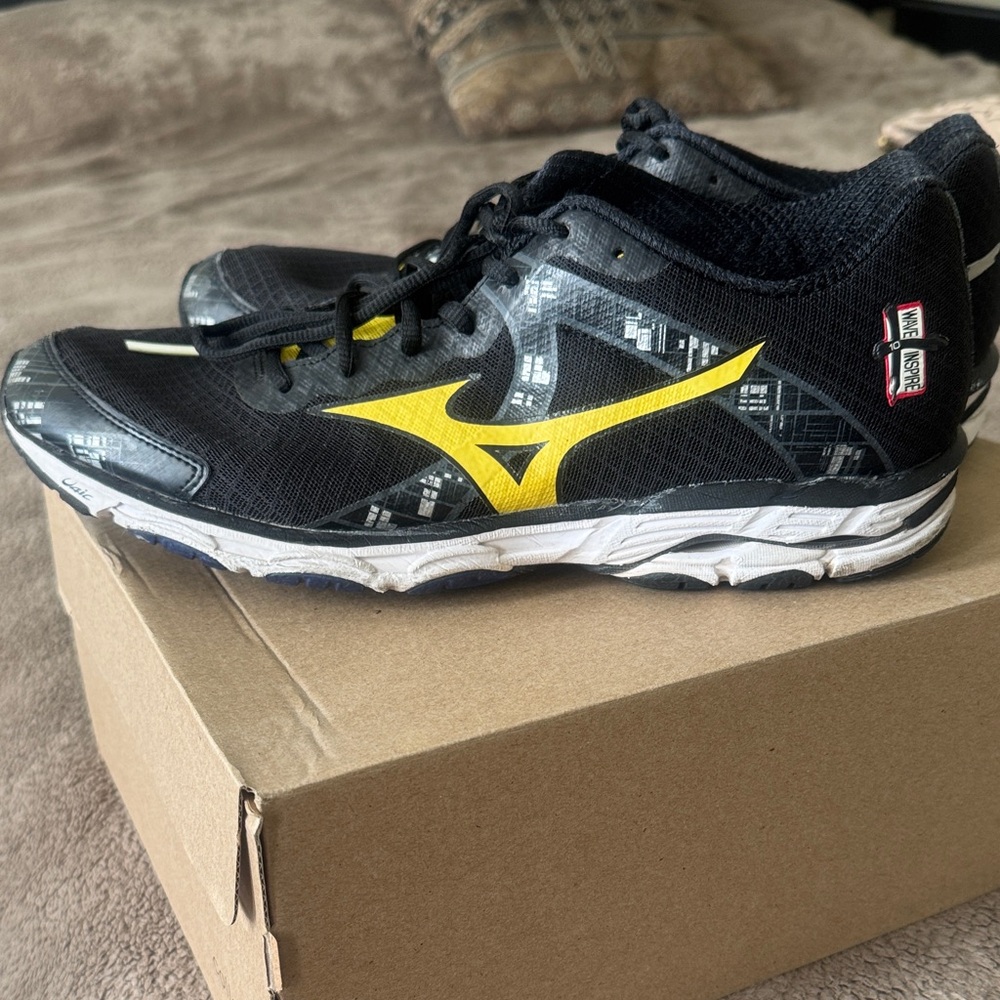Mizuno Wave Inspire 10 Black and Yellow Sports Shoes, Size 13. - Picture 3 of 5